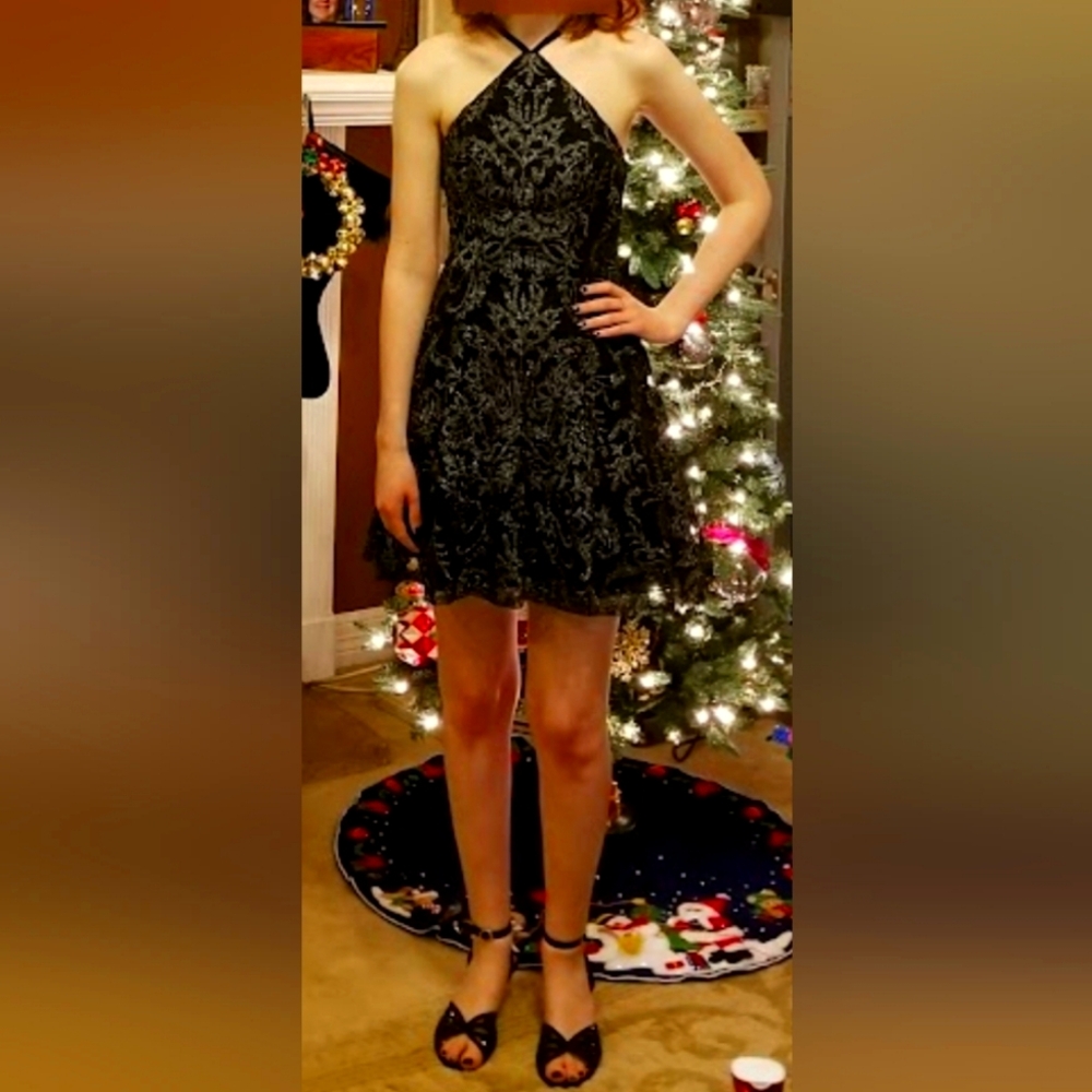 Black sleavless party dress